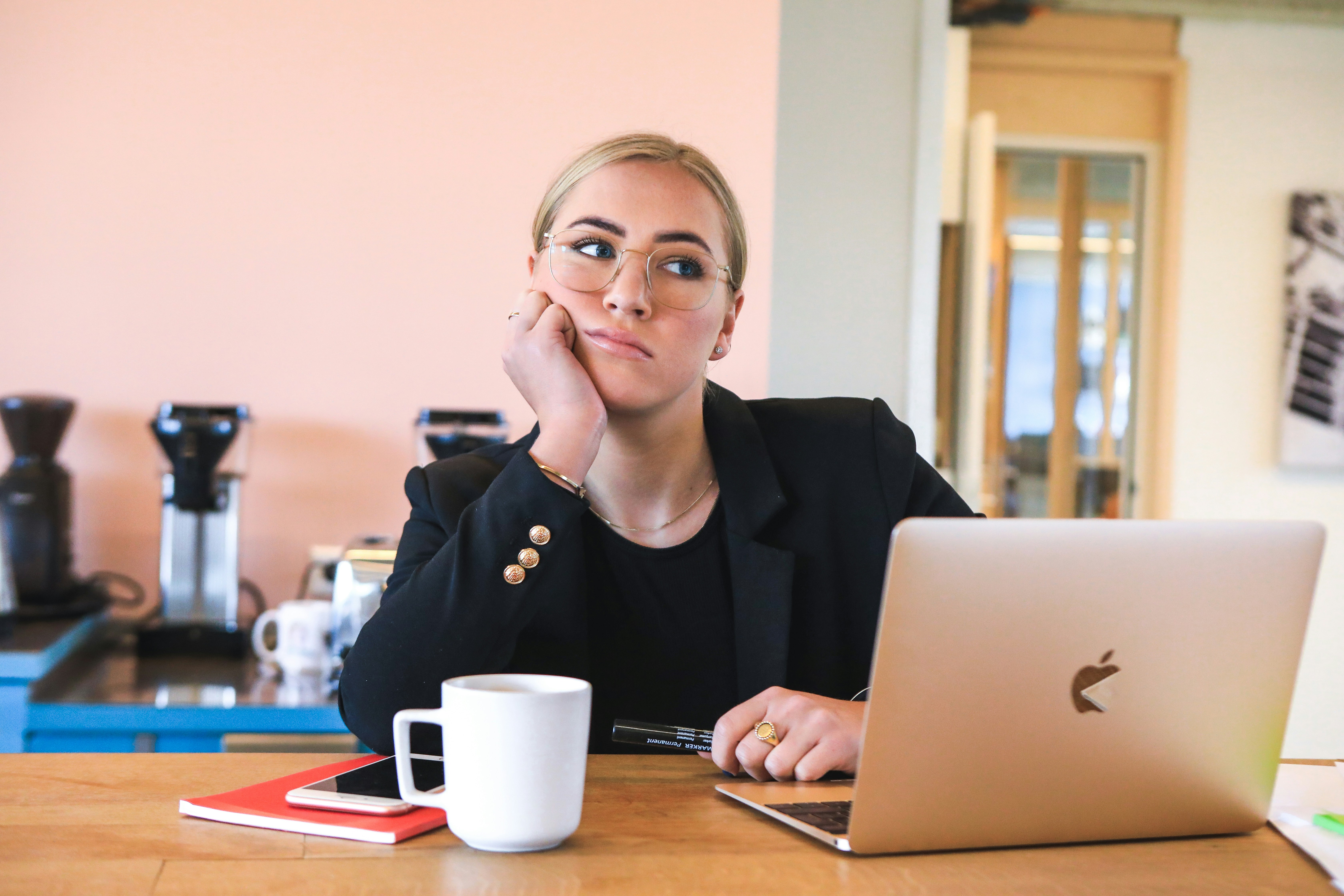 une femme est pensive et effrayée à l'idée de devoir expliquer les trous dans son CV