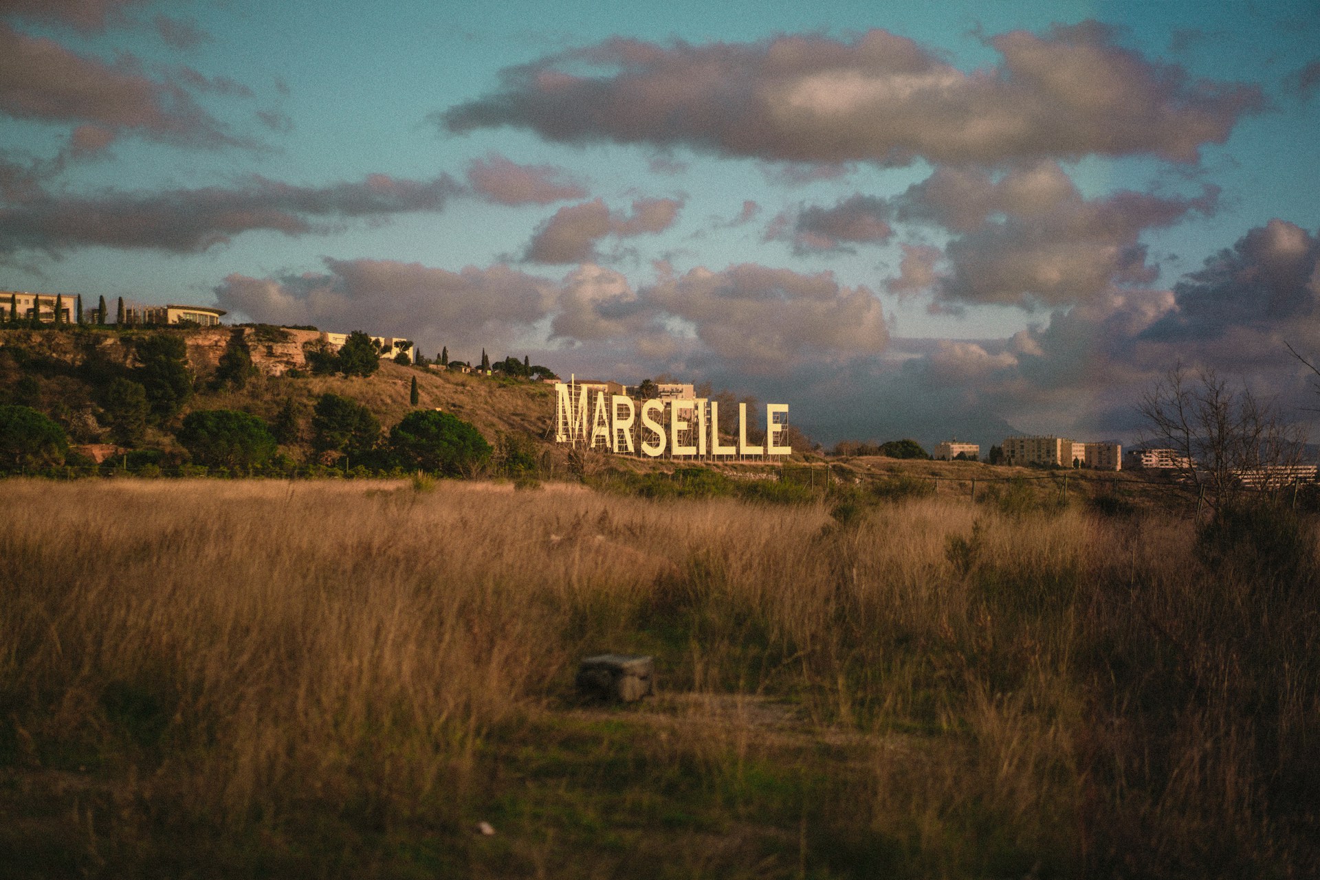 Les lettres MARSEILLE façon Hollywood.