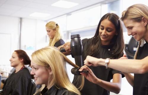 Les diplômes préparés dans les écoles de coiffure